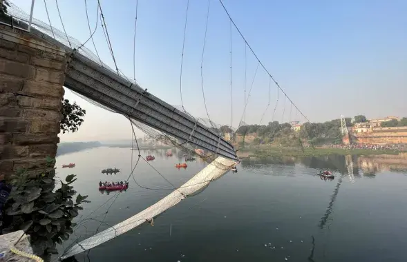 У момант абрынання на мосце знаходзіліся сотні чалавек / Reuters/Stringer
