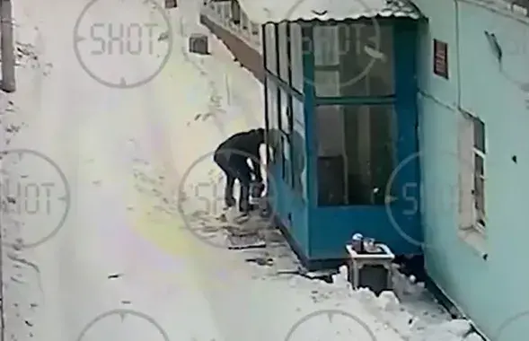 За мгновения до поджога / Скриншот с видео
