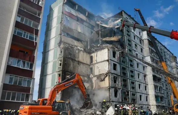 Пашкоджаная дзевяціпавярхоўка ва Умані / t.me/hromadske_ua/
