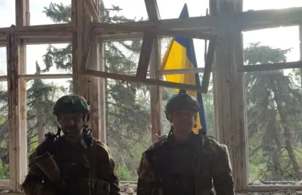 Украинские бойцы в освобожденном населенном пункте в Запорожской области / Reuters
