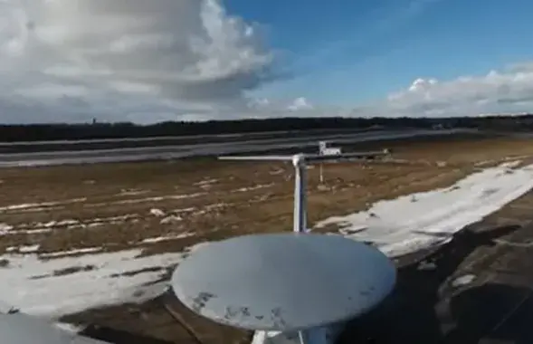 Дрон возле "тарелки" российского самолёта / скриншот из видео
