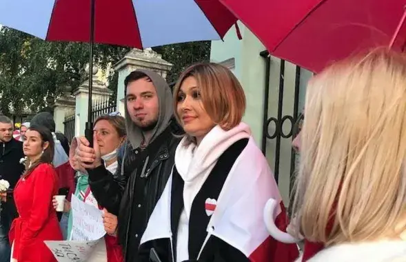 Анжелика Агурбаш (в центре) / фото с её страницы в соцсетях