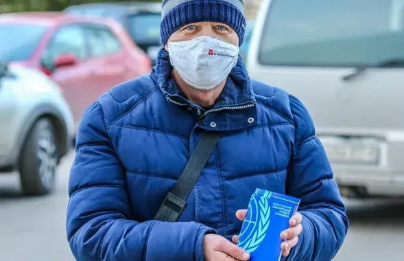 Алесь Капуцкий на архивном снимке со Всеобщей декларацией прав человека в руках​