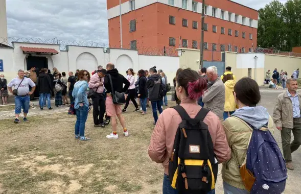 Родственники задержанных возле Окрестина / Еврорадио
