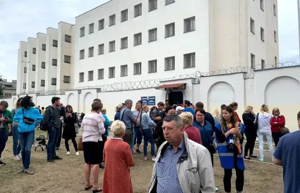 Люди возле Центра изоляции правонарушителей на Окрестина в Минске​ / Еврорадио