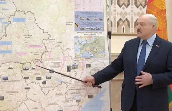 Александр Лукашенко показывает направления ударов / Скриншот с видео