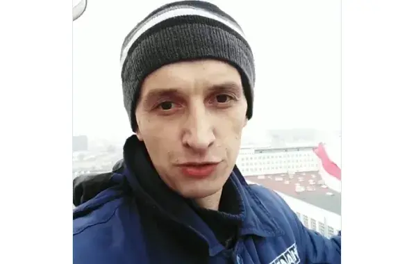 Виктор Манкевич на трубе завода / Скриншот с видео​