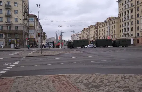Автозаками перекрыли проспект Независимости / www.facebook.com/vbykau