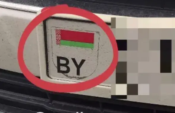 Налепку з Пагоняй уладальнік аўто адклеіў раней і сам / скрыншот відэа
