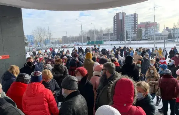Поддержать Виктора Бабарико пришли десятки людей, но на суд их не пустили​ / Еврорадио