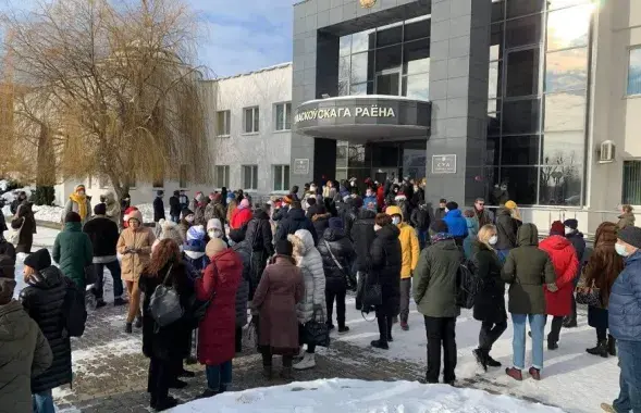 Люди, пришедшие к суду поддержать Виктора Бабарико / Еврорадио​