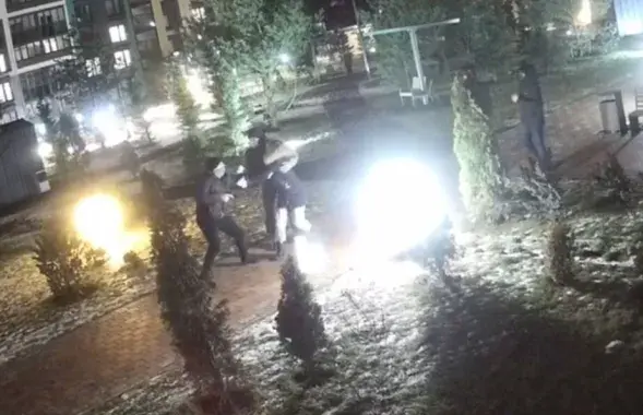 Чалавек з прадметам, падобным на пісталет, спрабуе затрымаць дзяўчыну / скрыншот відэа​