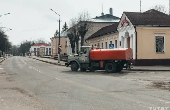 Ваду ў пацярпелы ад аварыі мікрараён Бешанковічаў падвозілі ў цыстэрнах​ / TUT.BY