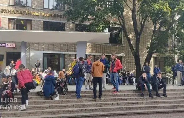 Сядзячая забастоўка каля БДТУ / t.me/studenty2020​