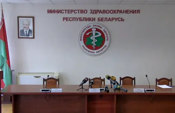 Пустой зал для брифингов Минздрава