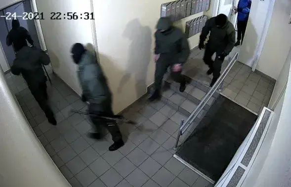 Невядомыя ў балаклавах выламалі дзверы ў пад&#39;здзе дома ў Брылевічах​&nbsp;/ скрыншот відэа