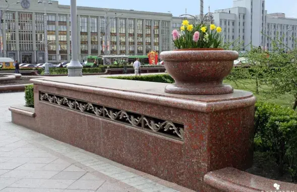 Цветочница на площади Независимости, фото: grandekorkld.ru