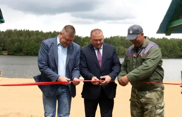 Перерезать ленточку на пляж приехал председатель Чаусского райисполкома Дмитрий Акулич (в центре) /&nbsp;chausynews.by
