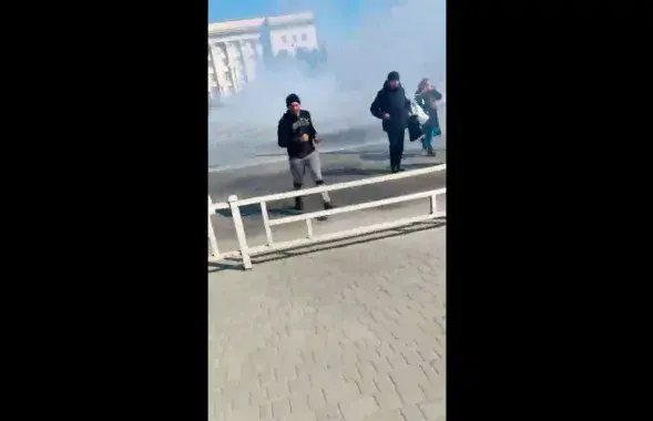 Разгон украинских протестующих в Херсоне / кадр из видео