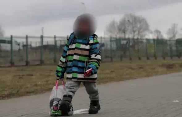 Мальчик переходит границу / independent.co.uk