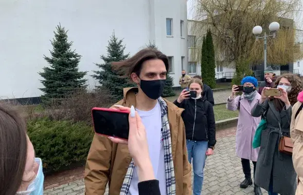 Тима Белорусских возле суда / Еврорадио