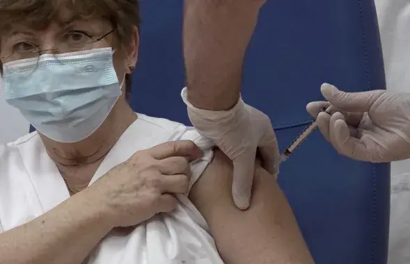 Вакцынацыя супраць COVID-19 ў Італіі пачалася ў снежні​ / Reuters