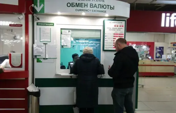 У сакавіку беларусы часцей прыходзілі ў банкі, каб прадаць, чым каб купіць валюту / yandex.by