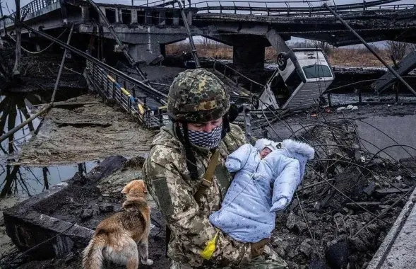 Украінскі вайсковец нясе выратаванае дзіця, Ірпень / CNN