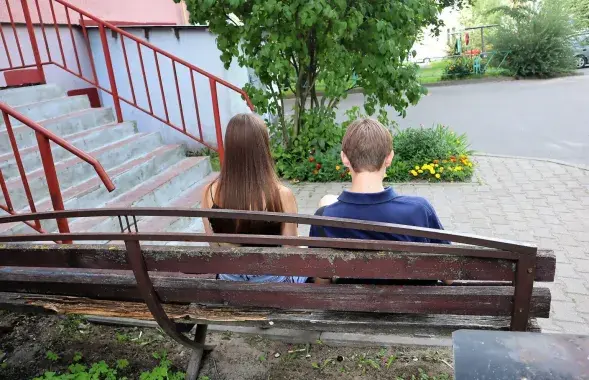 Падлеткі ў двары дома / mlyn.by
