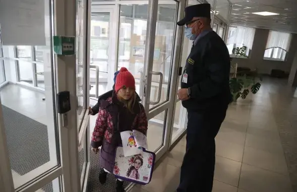 З 1 верасня ва ўсіх школах Мінска з&#39;явіліся турнікеты і супрацоўнікі Дэпартамента аховы МУС​ / БелТА