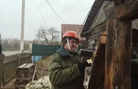 Вайскоўцы рамантуюць дом, у які заехала ракетная ўстаноўка / прэс-служба Міністэрства абароны​