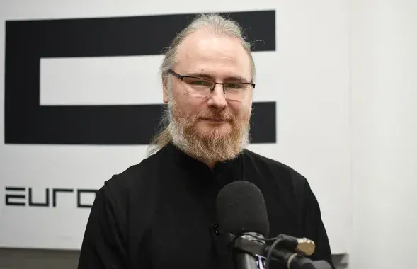 Протаіерэй Сергій Лепін у студыі Еўрарадыё / фота Марыі Вайтовіч
