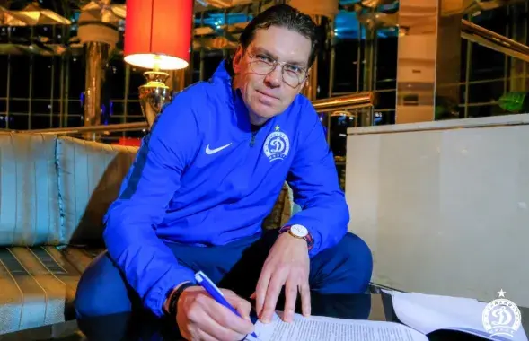 Роман Пилипчук подписывает контракт / dinamo-minsk.by​