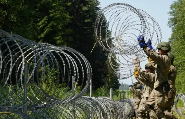 Літоўскія вайскоўцы ўладкоўваюць мяжу з Беларуссю ў раёне Друскінінкая. 9 ліпеня 2021 / Голас Амерыкі