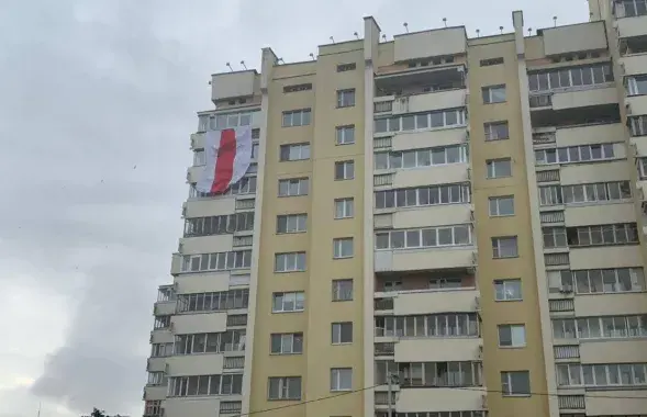 Сцяг на балконе шматпавярховіка​ / из архива Еврорадио