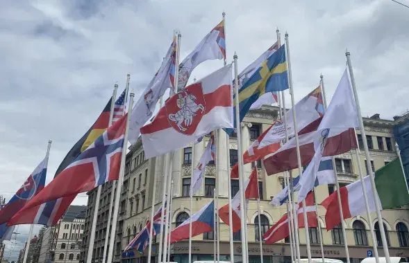 Падчас чэмпіянату свету па хакеі чырвона-зялёны беларускі сцяг у цэнтры горада замянілі на бел-чырвона-белы /&nbsp;twitter.com/MStakis​