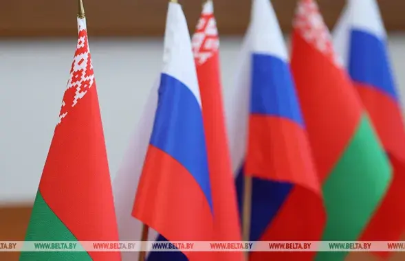 Государственные флаги Беларуси и России

