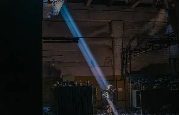 Защитник "Азовстали" в луче света / twitter.com/Kozatsky_D​