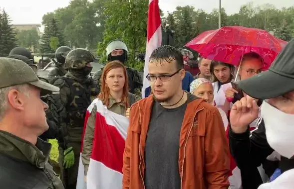 У карычневай куртцы і акулярах &mdash; Ягор Фатыхаў / Еўрарадыё