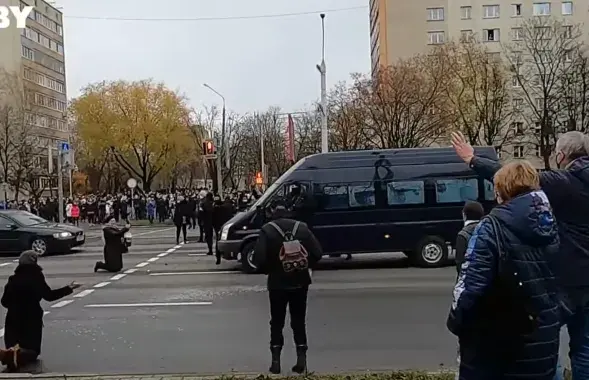 На Маршы 15 лістапада мікрааўтобус збіў удзельніка пратэсту / скрыншот відэа​
