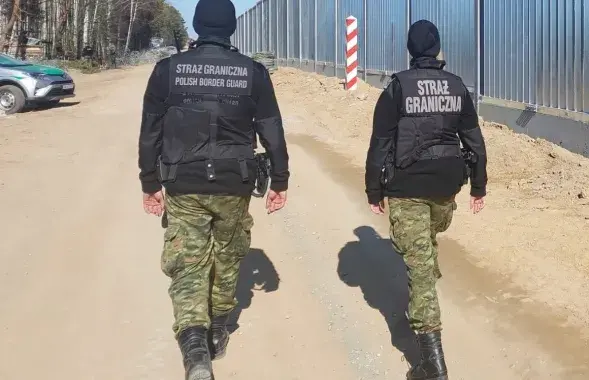Польскія памежнікі ідуць уздоўж агароджы на мяжы з Беларуссю /&nbsp;Straz Graniczna
