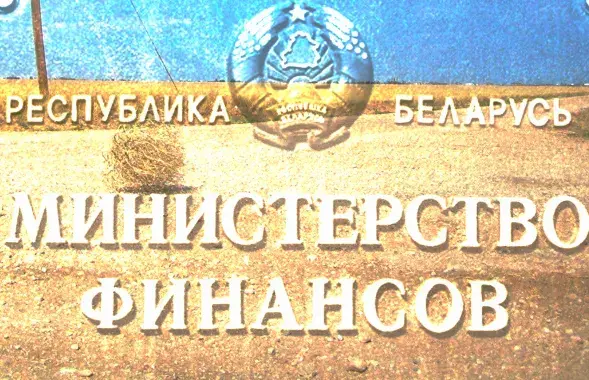 Адно з самых вострых пытанняў 2022 года: дзе знайсці грошы? / калаж Улада Рубанава, Еўрарадыё