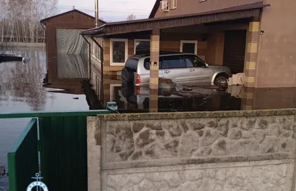Вода в дачном поселке поднялась почти до окон /&nbsp;vk.com/gomel_osvod
