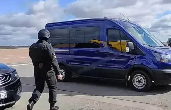 За одним из "экстремистов" гомельские силовики приехали в аэропорт / скриншот видео
