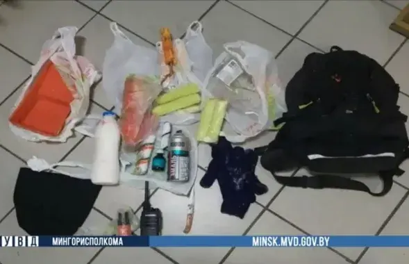 У затрыманага знайшлі балончыкі з фарбай і валікі / Фота прэс-службы ГУУС Мінгарвыканкама​