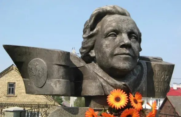 Таким был памятник Ларисе Гениюш возле церкви в Зельве / svaboda.org

