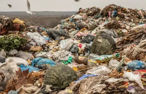 Российские каски на свалке в Херсоне /&nbsp;theguardian.com
