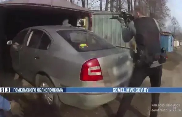 Задержание подозреваемого в ограблении банков / кадр из видео​