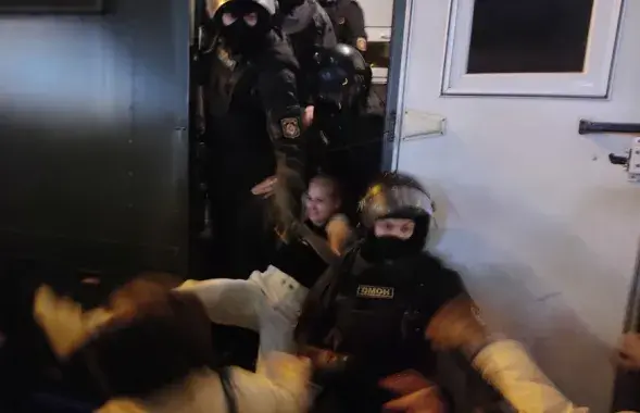 Омоновцы тянут девушек в автозак. Минск, сентябрь 2020-го / Из архива Еврорадио
