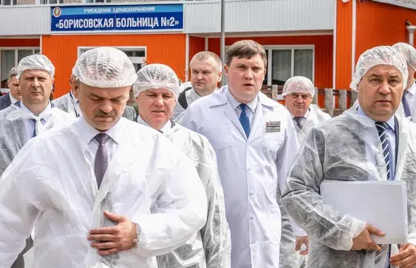 Людзі ў белых халатах. Раман Галоўчанка крайні справа / edinstvo.by

